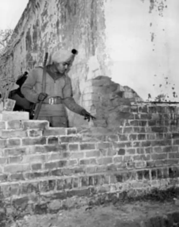 Sie-verueben-am-20-Januar-1948-ein-erstes-Attentat-mit-einer-selbst-gebastelten-Bombe-das-jedoch-scheitert-Bild-Durch-die-Bombe-verursachte-Beschaedigungen-an-einer-Gartenmauer