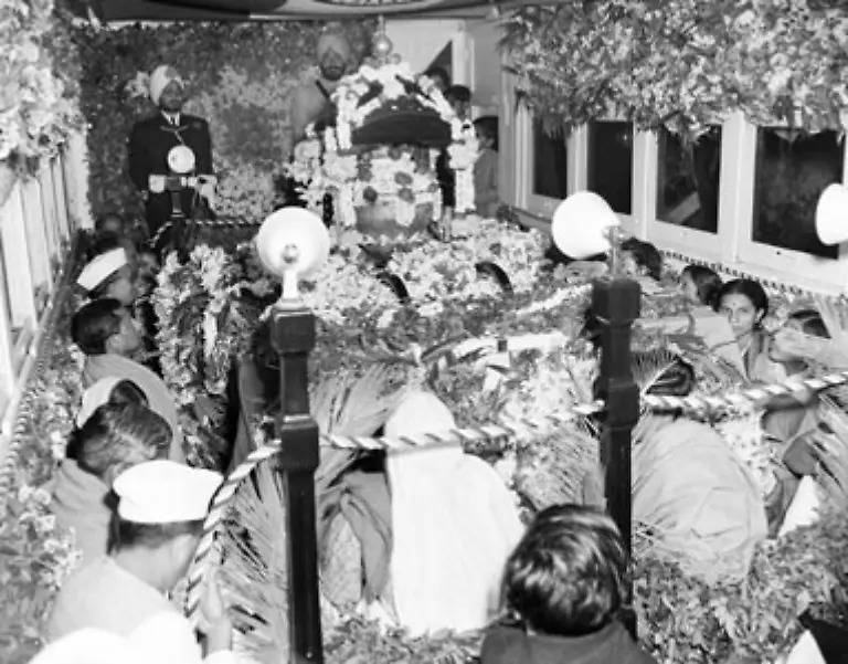 Doch-zehn-Tage-spaeter-sind-die-Fanatiker-erfolgreich-Gandhi-stirbt-durch-drei-Schuesse-die-Nathuram-Vinayak-Godse-abfeuert