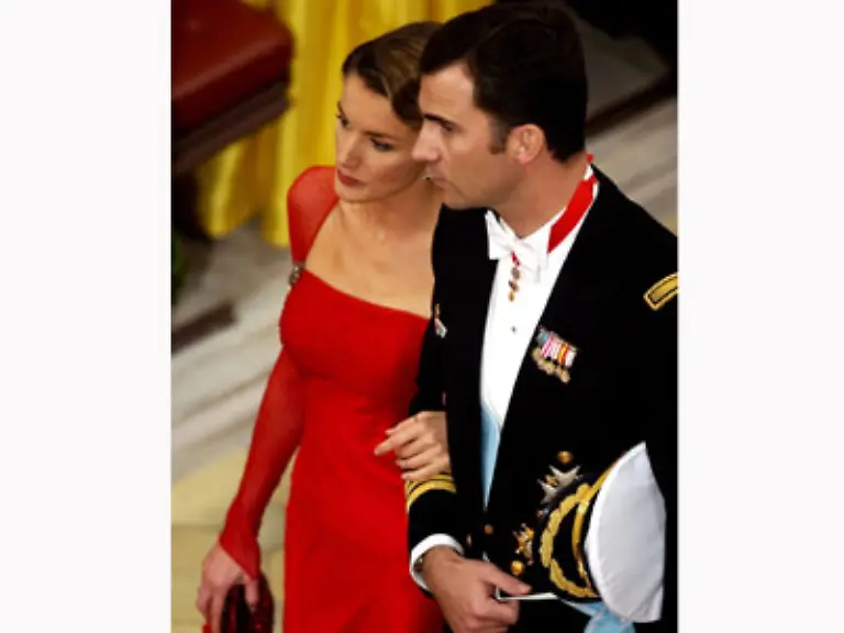 In-der-Tat-wird-Felipe-dann-als-Felipe-VI-als-erster-spanischer-Monarch-mit-abgeschlossenem-Hochschulstudium-in-die-Geschichte-eingehen