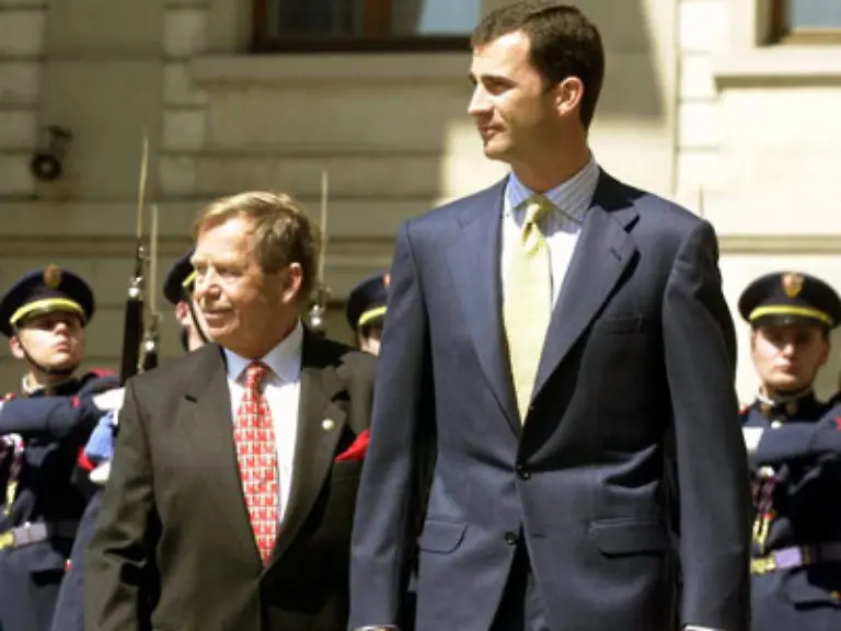 mit-dem-Gardemass-von-1-97-Meter-studierte-an-einer-staatlichen-Universitaet-in-Madrid-Jura