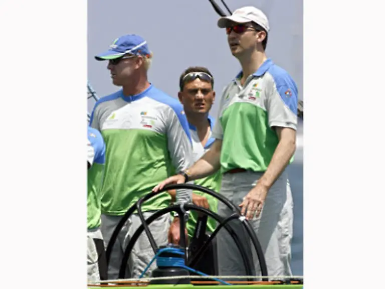 Flugzeuge-Hubschrauber-und-natuerlich-Yachten-steuert-er-oftmals-selbst