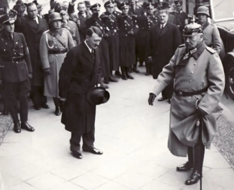 Viel-eher-uebernimmt-er-die-Macht-als-sie-ihm-im-Januar-1933-vom-Reichspraesidenten-Paul-von-Hindenburg-r-uebertragen-wird