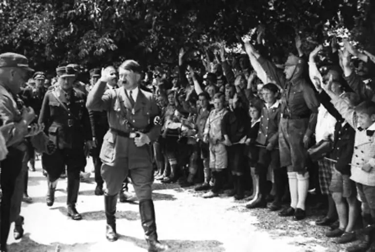 Die-NSDAP-erleidet-bei-der-Wahl-im-November-1932-erstmals-Einbussen-Parteimitglieder-und-Waehler-sind-enttaeuscht-dass-Hitler-eine-alles-oder-nichts-Strategie-verfolgt-Ministerposten-lehnt-er-ab-Er-will-um-jeden-Preis-Kanzler-werden-und-erregt-damit-Kritik-in-der-Partei