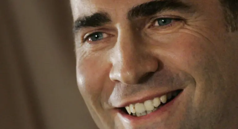 und-schuechtern-wirkende-Felipe-sich-lockerer-gibt