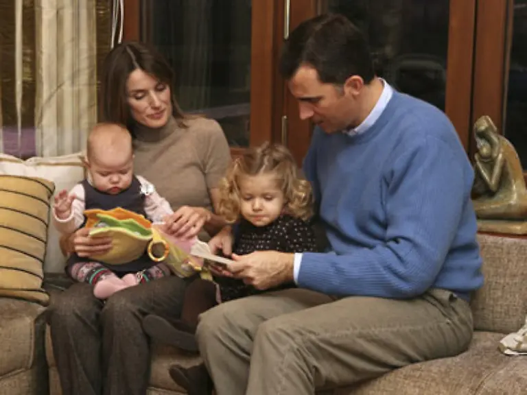 oder-mit-der-kleinen-Sofa-in-Bilderbuechern-blaettert