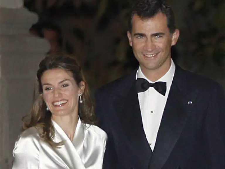 Klatsch-und-Tratsch-bleibt-ausserhalb-der-Palastmauern