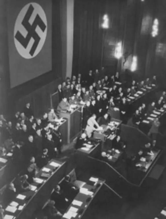 Mit-dem-so-genannten-Ermaechtigungsgesetz-vom-23-Maerz-vereint-Hitler-Exekutive-und-Legislative-in-seinem-Amt-als-Reichskanzler