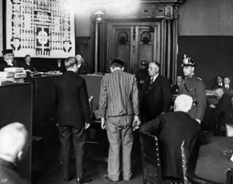 Die-81-kommunistischen-Abgeordneten-konnten-allerdings-nicht-abstimmen-Ihre-Mandate-waren-auf-der-Grundlage-der-so-genannten-Reichstagsbrandverordnung-annuliert-worden-Parteimitglieder-wurden-verfolgt-und-umgebracht