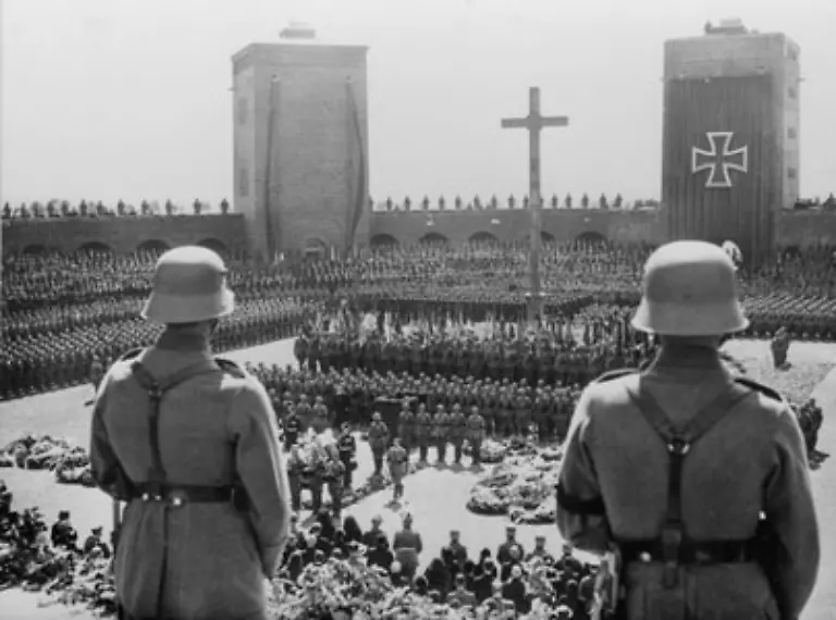Als-Reichspraesident-Hindenburg-am-2-August-1934-stirbt-wird-Hitler-zum-Fuehrer-und-Reichskanzler-Er-ist-Alleinherrscher-und-hat-den-Oberbefehl-ueber-die-Reichswehr