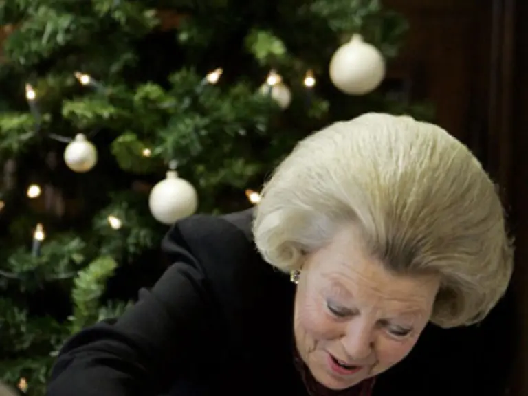 Innerhalb-dieser-Grenzen-aber-haelt-Beatrix-die-Zuegel-fest-in-der-Hand