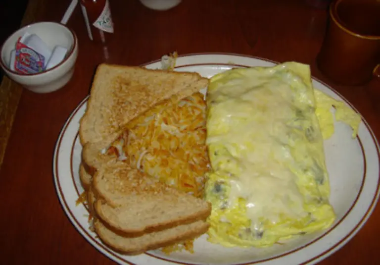 Viertens-Am-naechsten-Morgen-gut-fruehstuecken-Denn-der-Alkoholkonsum-hat-den-Koerper-um-wichtige-Vitamine-beraubt-Also-ruhig-viel-Ei-und-Speck-Natuerlich-darf-auch-der-obligatorische-Hering-nicht-fehlen