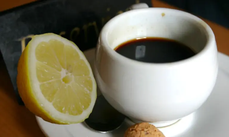 Sechstens-Nichts-fuer-Magenschwache-aber-ein-absoluter-Antrieb-fuer-den-Kreislauf-Kaffee-mit-Zitrone-Ist-allerdings-nicht-jedermanns-Geschmack