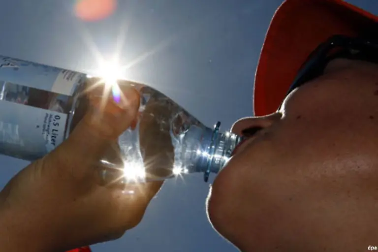 Zweitens-Trinken-Nicht-nur-Alkohol-sondern-auch-Wasser-Dabei-gilt-als-Faustregel-Fuer-jedes-Glas-Alkohol-ein-Glas-Wasser-Schuetzt-vor-Dehydrierung
