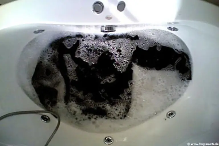 Wenn-der-Wollpulli-mal-einlaeuft-nicht-verzagen-Mutti-fragen-In-einem-Shampoobad-einweichen-dann-vorsichtig-auseinanderziehen