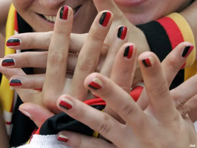 Es-ist-Sommer-die-Naegel-sind-bunt-angemalt-alles-ist-gut-Damit-das-auch-so-bleibt-und-Farbe-nicht-schon-nach-einem-Tag-wieder-abblaettert-sollte-frau-die-Naegel-vor-dem-Anmalen-kurz-in-Essig-tauchen
