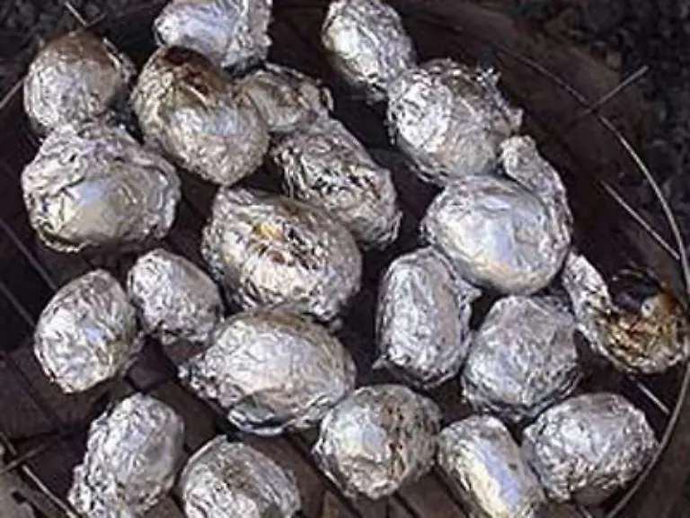 Folienkartoffel-Ofenkartoffel-Papa-Asada-Namen-hat-sie-viele-lecker-ist-sie-immer-Am-besten-mit-Kraeuterquark-Mhhmmm-Leider-braucht-sie-im-Backofen-ueber-eine-Stunde