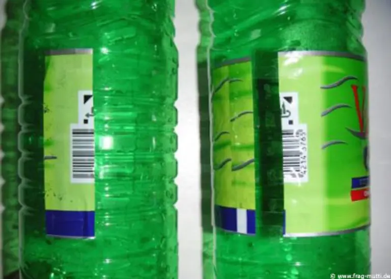 Ein-Omi-Tipp-der-juengeren-Sorte-Pfandflaschen-ohne-Etikett-werden-von-Automaten-mitunter-abgelehnt-Doch-auch-hier-gibt-es-einen-kleinen-Trick-Das-intakte-Etikett-einer-weiteren-Flasche-halbieren-und-wie-oben-gezeigt-auf-die-andere-Flasche-kleben