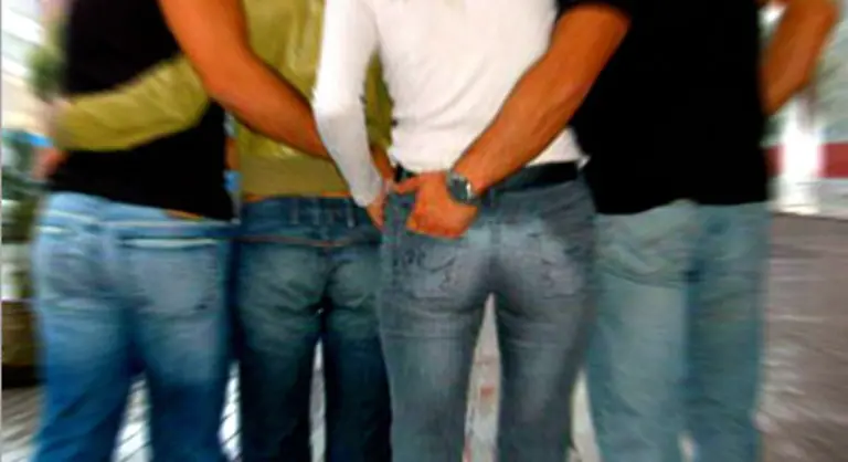 Jeansbuegeln-fuer-Faule-Nach-dem-Waschen-die-Jeans-zusammenlegen-einen-kleinen-Stapel-machen-und-draufsetzen-Achtung-Nicht-zuviele-Hosen-nehmen-sonst-kommt-die-Koerperwaerme-nicht-bis-nach-unten