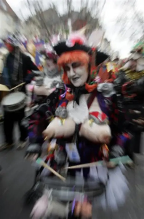 Der-Strassenkarneval-erreicht-jedes-Jahr-mit-den-Rosenmontagszuegen-seinen-Hoehepunkt-Allein-bei-den-groessten-Zuegen-in-Koeln-Mainz-und-Duesseldorf-werden-weit-mehr-als-zwei-Millionen-Zuschauer-erwartet
