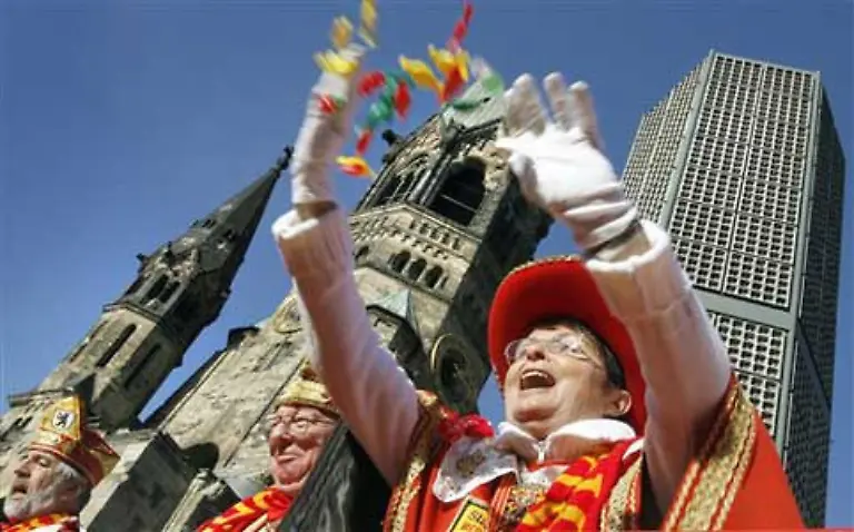 In-den-rheinischen-Karnevalshochburgen-wie-man-sieht-aber-nicht-nur-dort-stuermen-die-Frauen-die-Rathaeuser-und-heizen-den-Politikern-ein