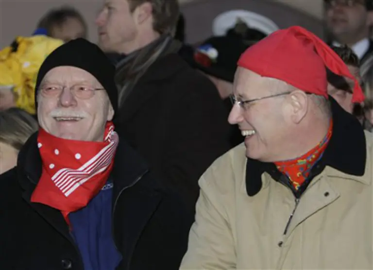 Komm-Peter-Du-musst-die-schwarze-Muetze-aufsetzen-Ich-nehme-die-rote