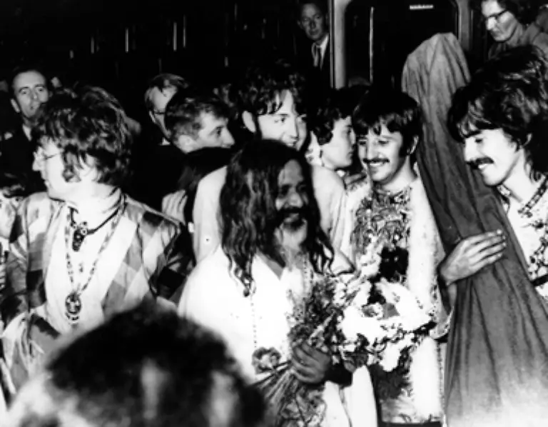 Besonders-die-Teilnahme-der-Beatles-an-Transzendentalen-Meditationskursen-in-Indien-1968-machte-Maharishi-und-seine-Lehre-bekannt