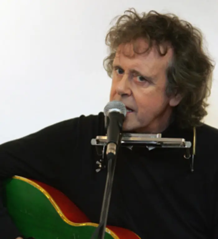 und-den-Folk-Musiker-Donovan-fuer-seine-Sache-gewinnen-Donovan-ist-bis-heute-ein-Anhaenger-der-Transzendentalen-Meditation