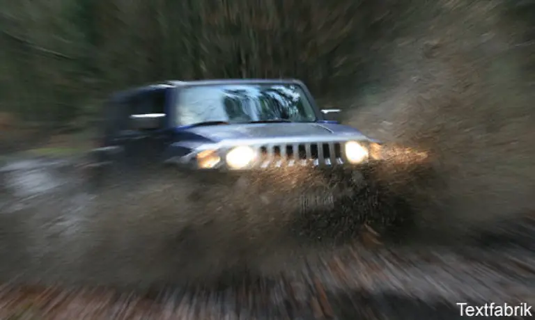 Waldwege-Schlammloecher-oder-Steigungen-meistert-der-Hummer-mit-Bravour-Nach-jedem-ueberwundenen-Hindernis-juckt-der-Gasfuss-etwas-mehr