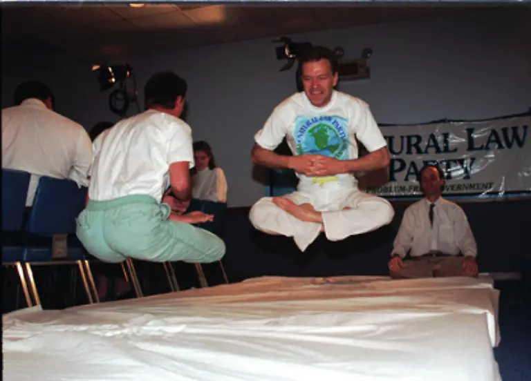 und-das-yogische-Fliegen-erlernen-Dieses-soll-den-Yogi-letztendlich-in-die-Lage-versetzen-frei-schweben-zu-koennen