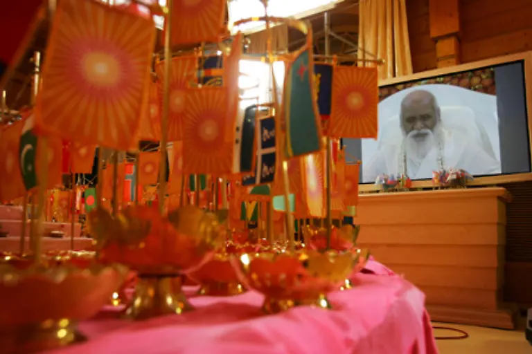 My-Work-is-done-sagte-Maharishi-in-seiner-Fairwell-Ansprache-am-11-Januar-2008-und-gab-damit-seinen-Rueckzug-vom-Tagesgeschaeft-bekannt-Seine-verbleibende-Zeit-wolle-er-fuer-die-Vervollstaendigung-seiner-Kommentare-zum-Veda-nutzen