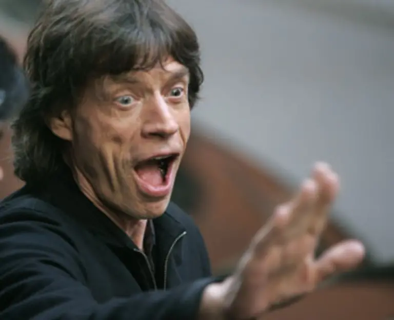 Jagger-dagegen-wird-als-durchaus-eigenwilliger-Mann-gezeigt-an-dessen-Mythos-aber-auch-Scorsese-nicht-kratzt-Zu-sehen-ist-auch-wie-sich-die-Weltstars-brav-bei-Ex-US-Praesident-Bill-Clinton-vorstellen-der-bei-den-Konzerten-seinen-60-Geburtstag-feierte