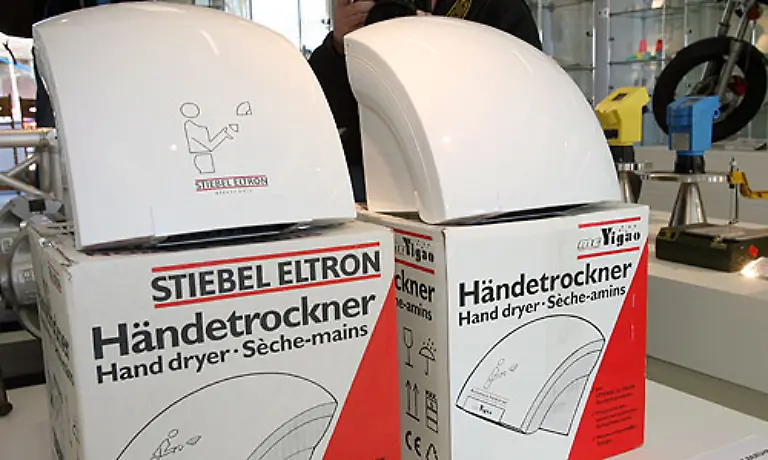 Im-Museum-Plagiarius-in-Solingen-werden-Produktfaelschungen-aus-drei-Jahrzehnten-gezeigt-Sogar-Verpackungen-werden-nachgeahmt-Fuer-einen-unkundigen-Kaeufer-nur-schwer-zu-unterscheiden