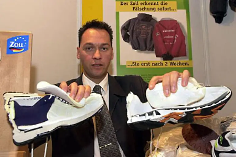 Original-und-billige-Faelschung-am-Beispiel-von-Sportschuhen-Bei-den-aufgeschnittenen-Schuhen-sieht-man-bei-der-Faelschung-anstelle-einer-federnden-Zwischensohle-nur-Luftkammern-Eine-Fersenstuetze-fehlt