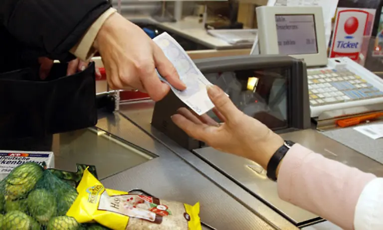 Die-legen-Sie-dann-auch-aufs-Band-zusammen-mit-Schokolade-Bananen-Tuetensuppe-und-einer-Flasche-Haushaltsreiniger-Nicht-zu-vergessen-ein-voellig-ueberfluessiges-Lifestyle-Magazin