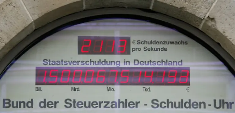 Der-Schuldenberg-waechst-trotzdem-weiter-Die-historische-Marke-von-1-500-000-000-000-Euro-1-5-Billionen-Euro-hat-die-Schuldenuhr-des-Bundes-der-Steuerzahler-in-Berlin-bereits-am-5-Mai-2006-gegen-04-35-Uhr-ueberschritten