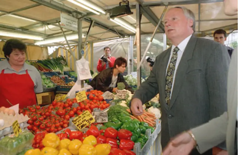 Auch-weiter-suedwestlich-fordert-man-bundesdeutsche-Solidaritaet-8795-Euro-lasten-durchschnittlich-auf-den-Schultern-der-Saarlaender-2007-erreichten-die-Altschulden-9-1-Mrd-Euro