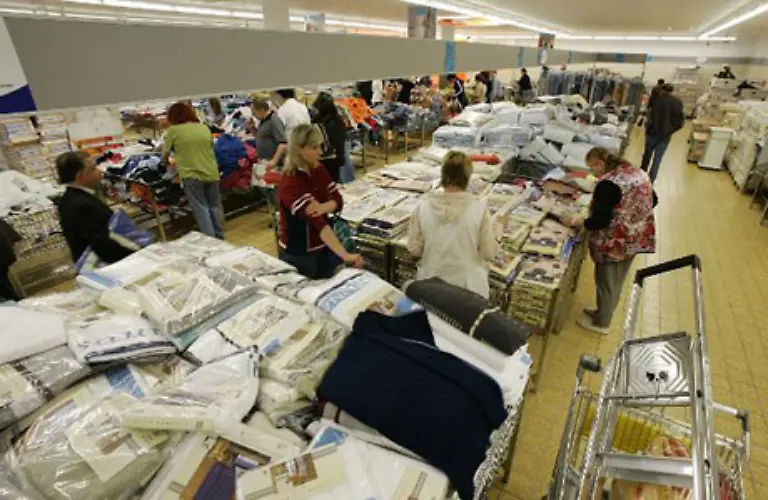 Bei-grossen-Vollsortimentern-kann-man-mitunter-schonmal-einen-Tagesmarsch-einplanen-bis-man-ueberhaupt-bei-den-Waren-des-taeglichen-Bedarfs-angekommen-ist-Davor-geht-s-erstmal-an-Spielwaren-Textilien-und-an-diversem-Kuechengeraet-vorbei