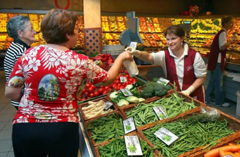 Denn-zwischen-Aepfeln-Salatkoepfen-und-Petersilienbuescheln-entsteht-eine-kauflustfoerdernde-Wochenmarktatmosphaere-Zumindest-wenn-die-Pflanzen-ansprechend-kredenzt-werden