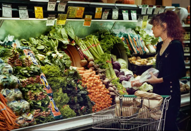 Bei-der-Gruenzeugpraesentation-haben-die-Supermarktdesigner-in-den-letzten-Jahren-aufgeruestet-Gemuese-wirkt-wie-frisch-geerntet-wenn-es-von-Spruehanlagen-in-feinen-Nebel-gehuellt-wird