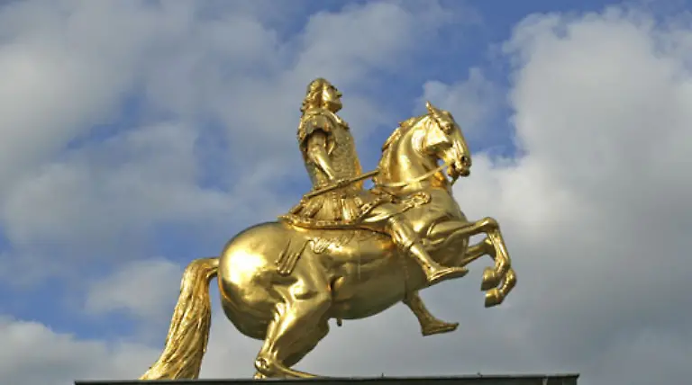 Auf-die-Bevoelkerung-umgerechnet-lagen-die-Schulden-2007-bei-2849-Euro-pro-Kopf-Zinszahlungen-frassen-521-Mio-Euro-Der-goldene-Reiter-August-der-Starke-wird-die-Zuegel-noch-einige-Zeit-anziehen-muessen