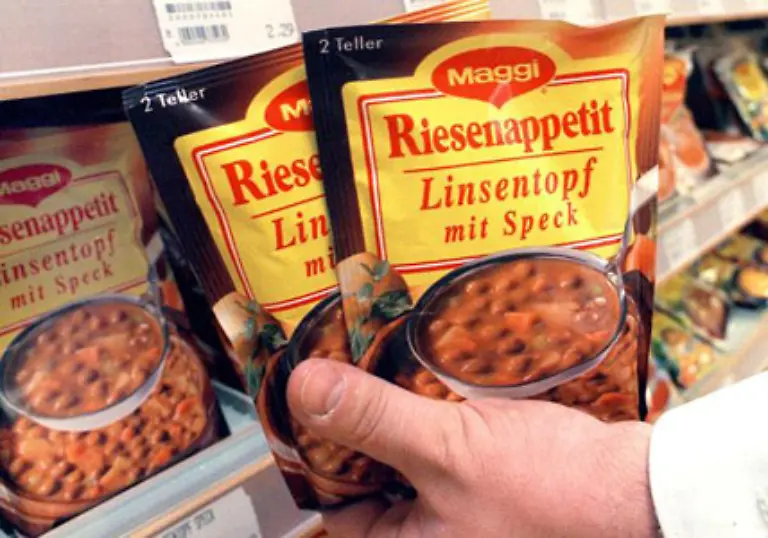 Denn-unvermittelt-draengt-sich-ein-Aufsteller-ins-Blickfeld-bestueckt-mit-den-neuesten-Produktinnovationen-aus-dem-Convenience-Food-Sektor-Die-naechste-Hungerperiode-kommt-bestimmt-also-wandert-die-exquisite-Tuetensuppen-Kreation-in-Ihren-Wagen