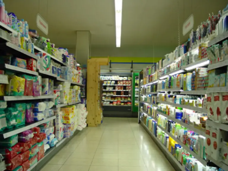 Nur-nicht-das-Ziel-aus-den-Augen-verlieren-die-Milch-Die-Kuehlregale-stehen-natuerlich-am-anderen-Ende-des-Marktes-Das-hat-auch-logistische-Gruende-Milch-und-Fleischprodukte-muessen-moeglichst-nah-am-Kuehlraum-untergebracht-werden