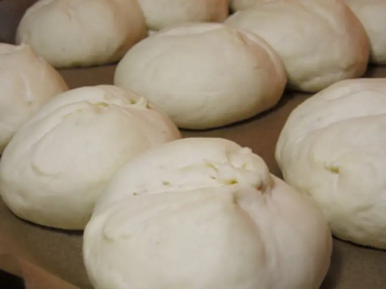 Auf-dem-Weg-zum-Kuehlregal-steigt-Ihnen-der-wohlige-Duft-frischer-Broetchen-in-die-Nase-Gerade-wurden-sie-aus-dem-Ofen-gezogen-Frisch-aus-der-Backstube-kommt-im-Markt-natuerlich-nichts-es-sind-lediglich-tiefgefrorene-Rohlinge-die-hier-aufgebacken-werden