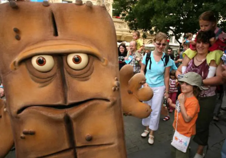 Ihnen-reicht-auch-abgepacktes-Brot-Vollkorn-sollte-es-aber-schon-sein-Nach-der-Farbe-allein-koennen-Sie-sich-nicht-richten-denn-dunkel-bedeutet-keineswegs-auch-gesund-Malzextrakt-oder-Zuckerruebensirup-verleihen-simplem-Mischbrot-eine-vermeintlich-gesunde-Braeune