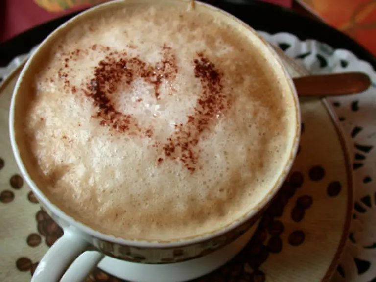 Duftmarketing-nennt-sich-das-in-der-Fachsprache-Benebelte-Kunden-lassen-sich-offenbar-leichter-zu-Spontankaeufen-verleiten-Und-so-werden-Duefte-ganz-gezielt-eingesetzt-etwa-wenn-es-am-Schokoladenregal-ploetzlich-nach-Kakao-riecht