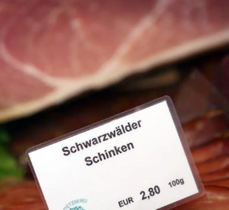 Gut-moeglich-dass-das-Fleisch-aus-Polen-oder-Griechenland-herangekarrt-wurde-Wichtig-ist-lediglich-dass-es-im-Schwarzwald-gepoekelt-und-geraeuchert-wird