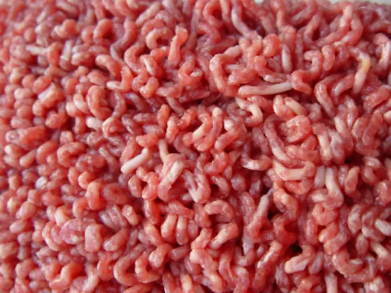 Klarere-Regelungen-gibt-es-dagegen-beim-Fettgehalt-von-Hackfleisch-Gemischtes-Hack-darf-hoechstens-30-teures-Rinderhack-nur-20-Prozent-Fett-enthalten-Bei-edlem-Tartar-liegt-die-Grenze-bei-sechs-Prozent-Ueberpruefen-koennen-Sie-das-allerdings-kaum