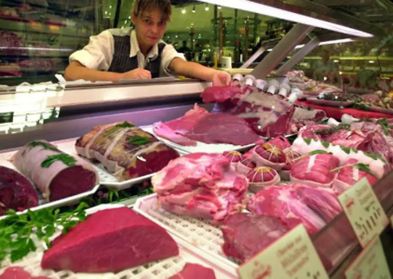 Deshalb-werden-Steaks-Gulasch-und-Wuerste-oft-in-dezentes-Rotlicht-getaucht-das-wirkt-appetitlich-und-verjuengt-alte-Ware-Betrachten-Sie-das-Fleisch-deshalb-auch-bei-normalen-Lichtverhaeltnissen