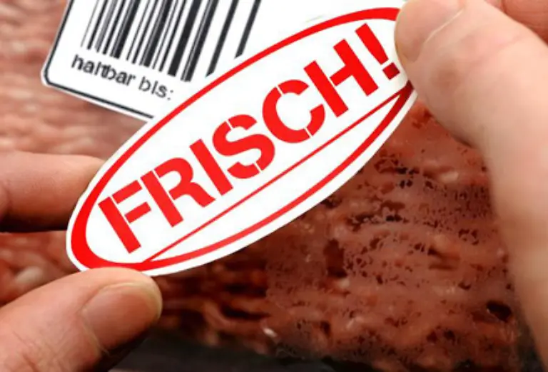 Altes-Fleisch-einfach-umzuetikettieren-ist-zwar-strengstens-verboten-derartiges-passiert-allerdings-immer-wieder-Im-Zweifelsfall-muessen-Sie-sich-auf-Ihre-Augen-und-Ihren-Geruchssinn-verlassen