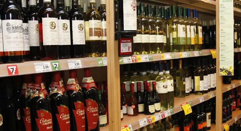 Weiter-geht-s-in-Richtung-Katzenfutter-darin-duerfen-uebrigens-auch-Schlachtabfaelle-verwertet-werden-Vorher-kommen-Sie-aber-noch-am-Weinregal-vorbei-Vergleichen-Sie-es-mal-mit-den-anderen-Regalen-im-Markt